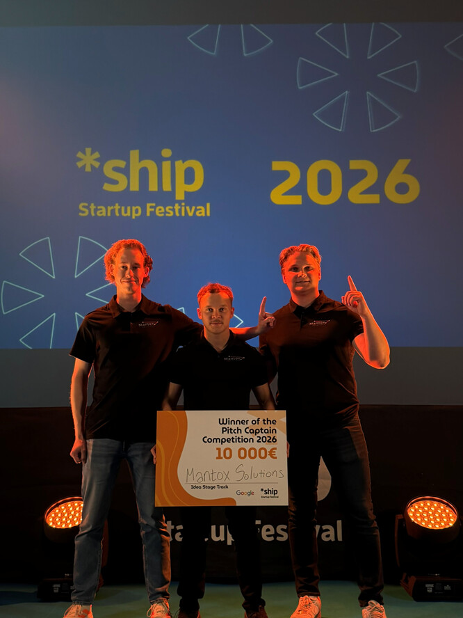 Matias Putkonen, Otto Puikkonen ja Anton Hyötylä lavalla Ship Startup Festival 2026 -tapahtumassa pitelemässä Pitch Captain Competition -voittoshekkiä, 10 000 euroa.